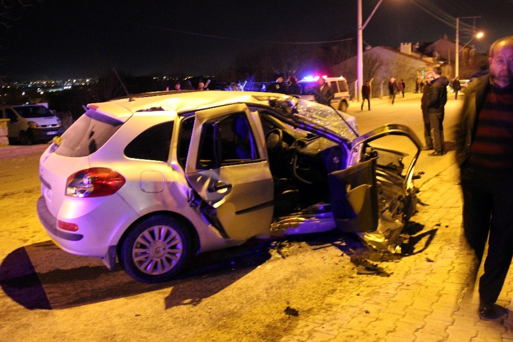 Kütahya’da otomobil elektrik direğine çarptı: 1 ölü 2 yaralı
 Kütahya Dumlupınar Yerel_Haberler