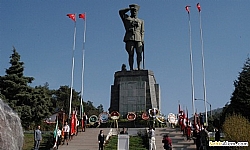 Bornova Belkahve Atatürk Anıtı İzmir Bornova Gezilecek Yerler