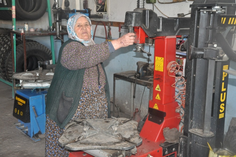 Afyonkarahisar  Magazin_Haberleri - 35 yllk lastik tamircisi Vesile nineden kadnlara tler
