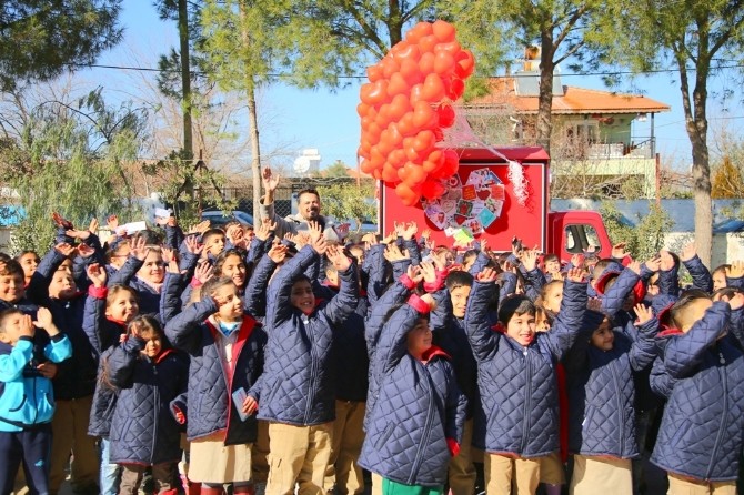 zmir Bornova Magazin_Haberleri - On bin ocuuna scack hediye
