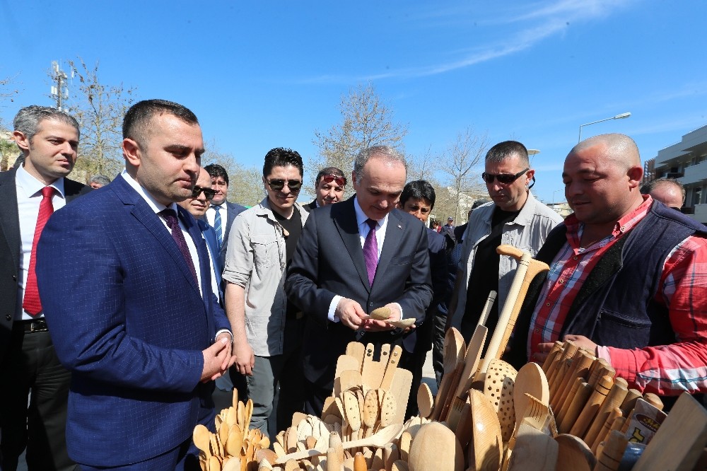 zmir  Politika_Haberleri - Bakan zl Marble gezdi, esnafla bulutu
